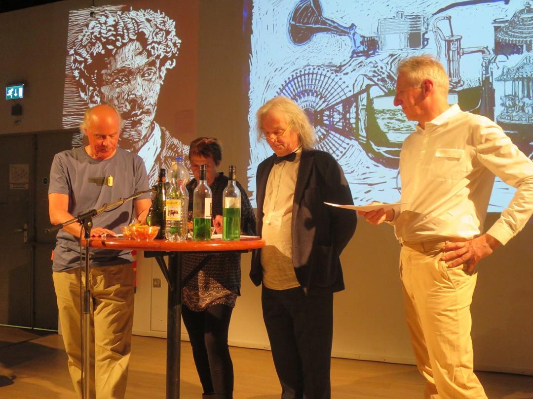 op de achtergrond Charles Cros en de worstmachine ( ontwerp Ineke van Doorn)